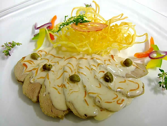 Vitello tonnato con patate paglia