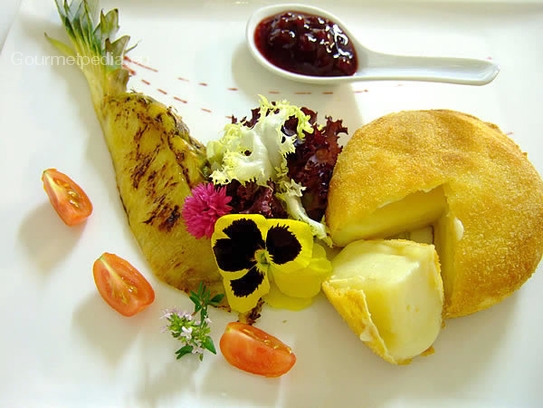 Camembert frit avec ananas grillé et marmelade d' airelles rouges