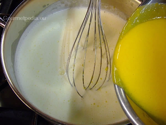 Die Milch zum Kochen bringen und die Eiermasse einrühren