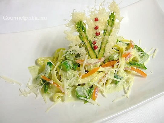 Tagliolinis con puntas de espárragos y tomates a la crema