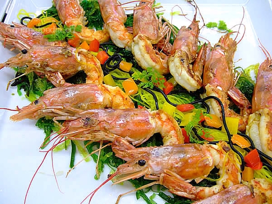 Crevettes rouges grillés sur le salade de zostera mariné et vermicelles chinois