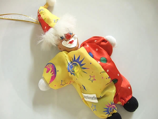 Zur Herstellung der Schokomaske eine Clownpuppe verwenden