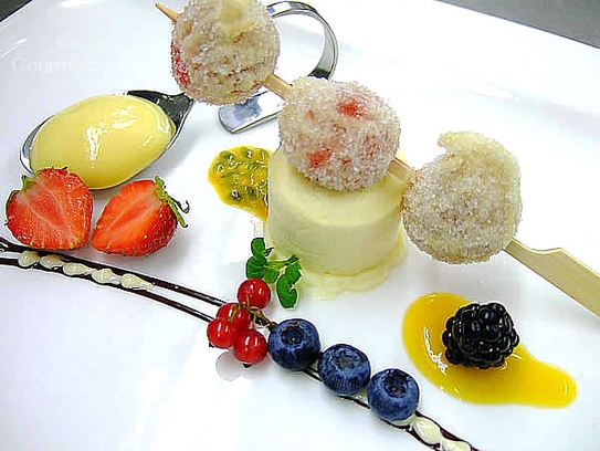 Tempura de fresas con parfait de coco, espuma de maracuyá y salsa de fruta de la pasión