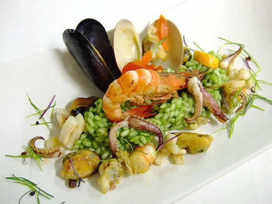 Risotto al basilico con frutti di mare sauté