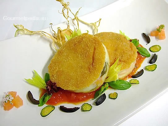 Mozzarella in carrozza su pomodoro