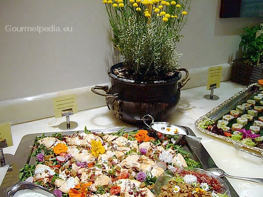 Ensalada de hierbas frescas con pollo, tocino, costrones and sauce de yogur a las hierbas