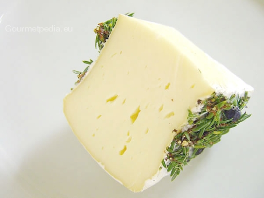 Ewe’s cheese in herbs