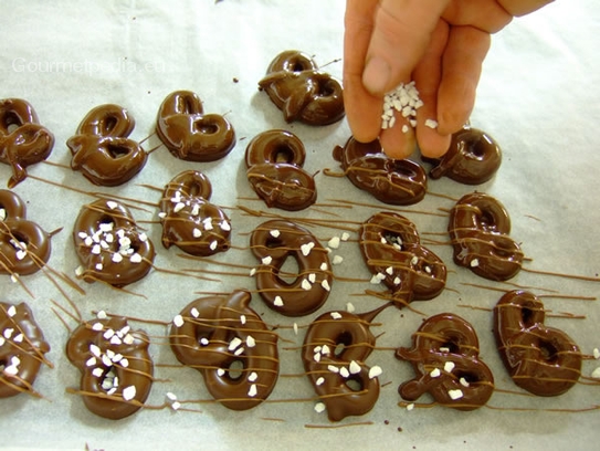 Mit Zuckerstreusel die Schokoladebrezeln fertig stellen