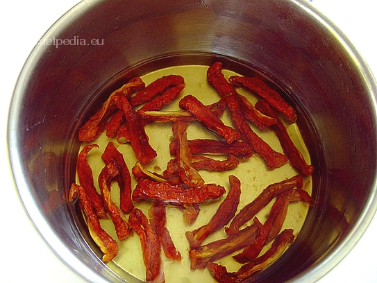 Die getrockneten Tomaten in lauwarmen Wasser einweichen