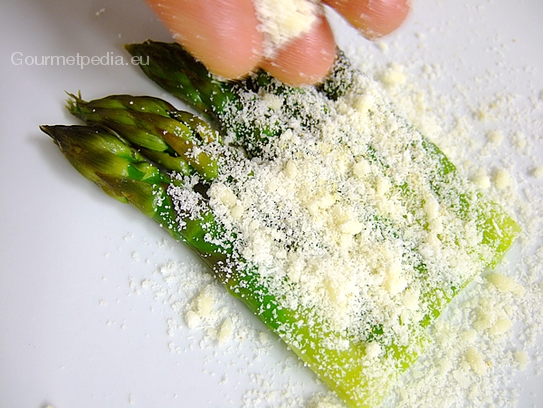 Restliche Spargeln mit flüssiger Butter bestreichen und Parmesan bestreuen