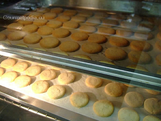 Die Plätzchen auf Backblech mit Backpapier setzen und im Heißluftofen bei 170 Grad hell anbacken und abkühlen lassen