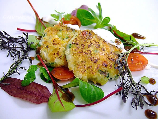 Pastelitos de courgette y queso asados con salsa de crema agria y ensalada