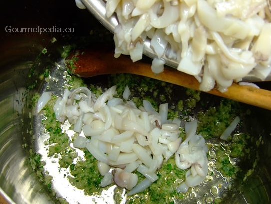 Geschnittenen Tintenfisch zu den Zwiebel geben und anschwitzen