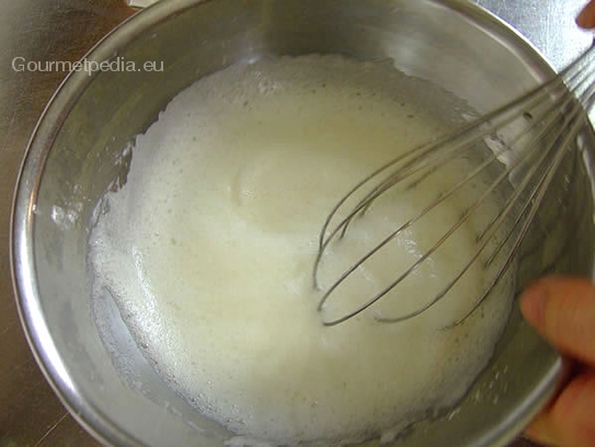 Das Eiweiß mit dem Zucker zu steifen Schnee schlagen