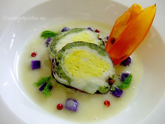 Potage crème au plie avec paupiette de poisson pochée et pommes-Violette Noir