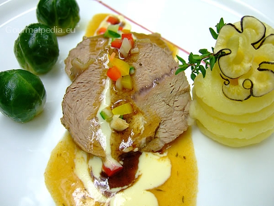 Épaule de veau braisée au vin blanc, choux de Bruxelles avec purée de pommes de terre