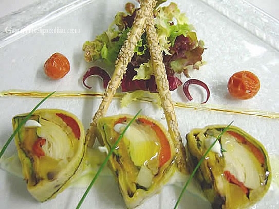 Terrina de verduras à la parrilla y alcachofas con grissini de sésamo sobre ensalada marinada