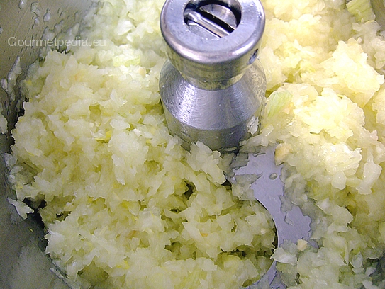 Die Zwiebel im Cutter klein schneiden