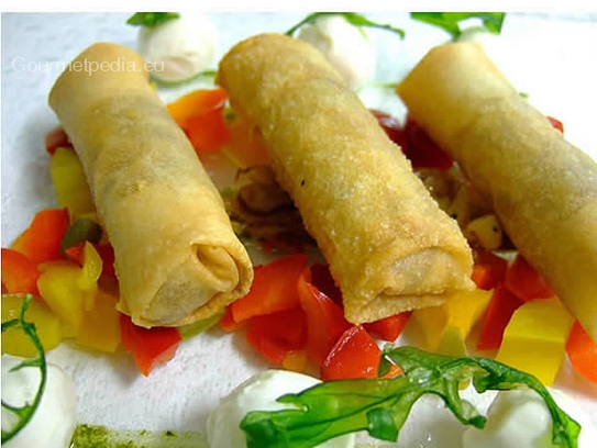 Crispy spring rolls stuffed with spicy cabbage and mozzarelline on sautéed peppers