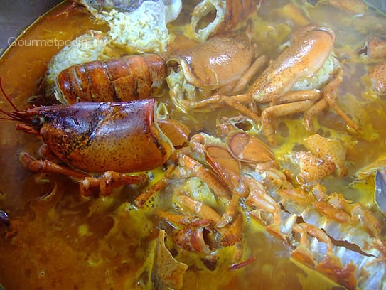 Fischfond oder Wasser aufgießen und für einige Zeit kochen lassen