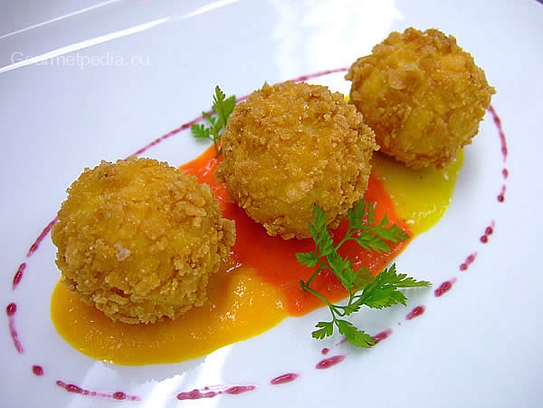 Albóndigas de tofu empanadas en pan Panko sobre salsa cremosa de pimiento