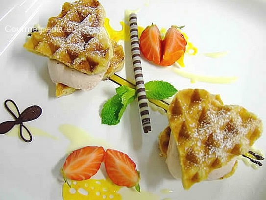 Fines waffles with strawberry mousse