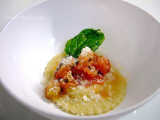 Raviolo filled with mozzarella di bufala o cherry tomatoes and fresh basil