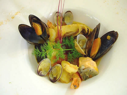 Zuppa di pesce alla mediterranea profumata allo zafferano