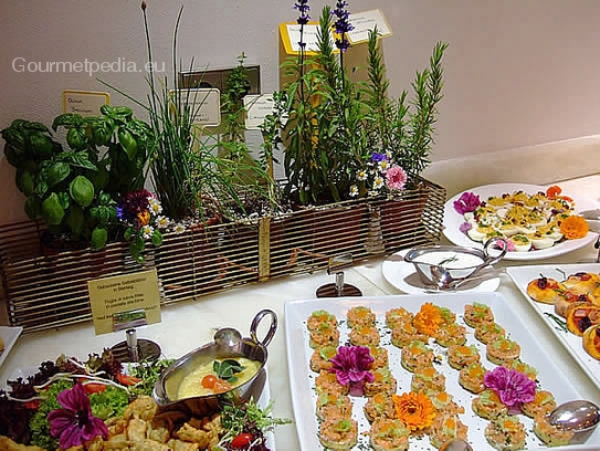 Salmón a la tártara sobre blinis con crema agria a las hierbas y caviar de trucha