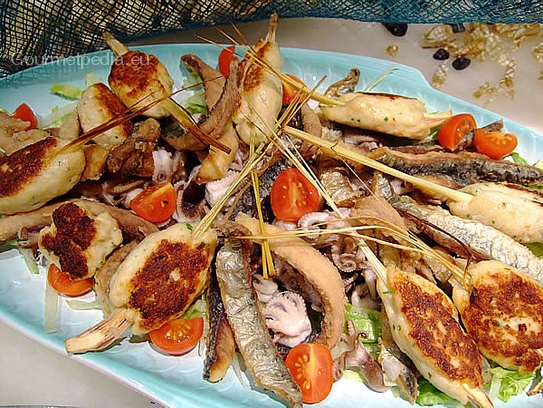 Fritura de mariscos con salsa tártara, brocheta de citronela con tártara de trucha asada