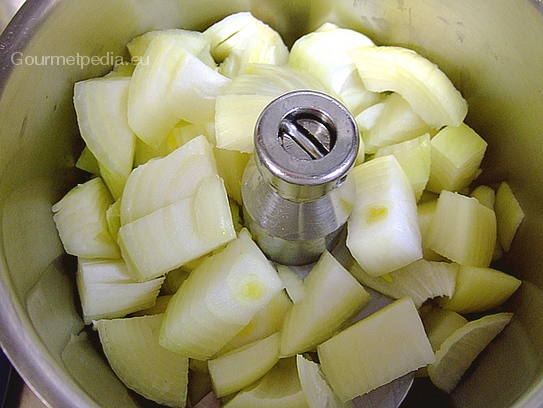 Die Zwiebel schälen, in Würfel schneiden und in den Cutter einfüllen