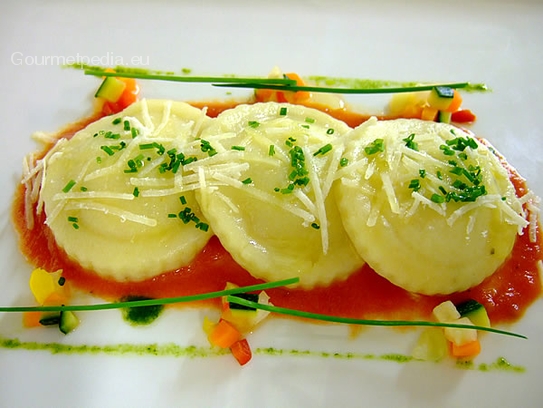 Raviolis de patata rellenos de jamón y de puerros sobre crema de tomate